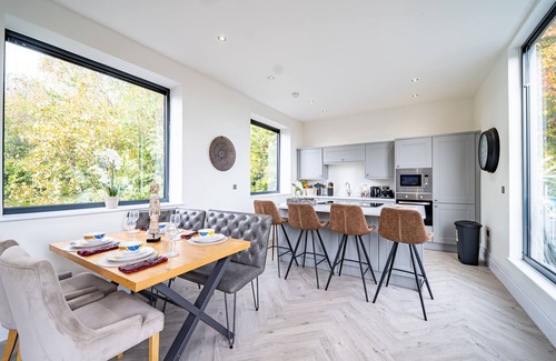 Leeds Apartment | Luxury Mansion Penthouse 10 Mins to Leeds Centre