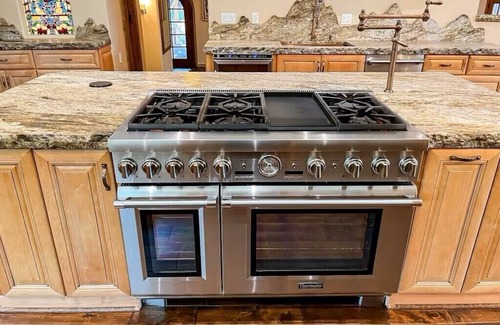 Broadmoor House | Luxury Mansion with Hot Tub & Sauna Shower