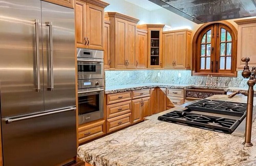 Broadmoor House | Luxury Mansion with Hot Tub & Sauna Shower