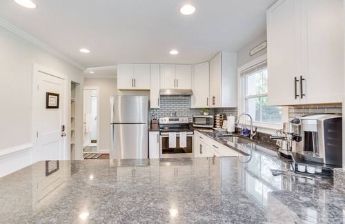 Middleburg House | Luxury Middleburg Manor with 4 Bedrooms 2 Baths