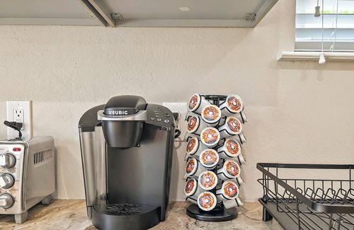 Governor's Walk Apartment | Luxury Midtown Studio - King Bed + Sealy Sleeper Sofa - Steps from FSU & Capital
