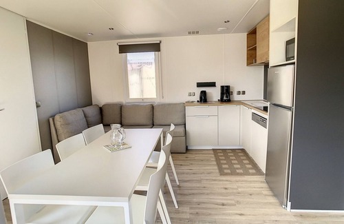 Jullouville-les-Pins House | Luxury Mobile Home, 3BR, Near Beach, Heated Pool, Gym, WiFi