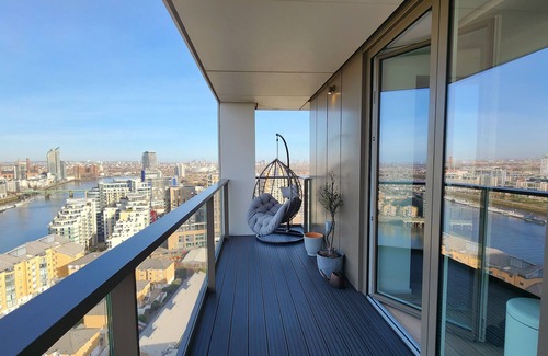 Sands End Apartment | Luxury Modern 1 Bedroom with Size of a 3 Beds Living + Kitchen Space