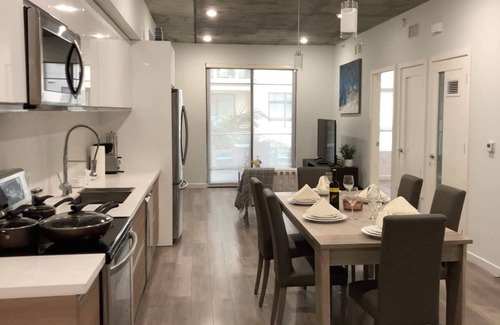 Downtown Apartment | Luxury Modern 2 Bedroom Apartment in the Heart of Glendale