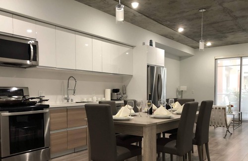 Downtown Apartment | Luxury Modern 2 Bedroom Apartment in the Heart of Glendale