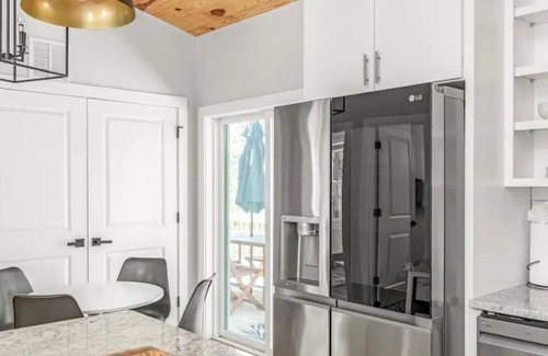 Lake Lure House | Luxury Modern 2BR+Loft Cabin near Chimney Rock!