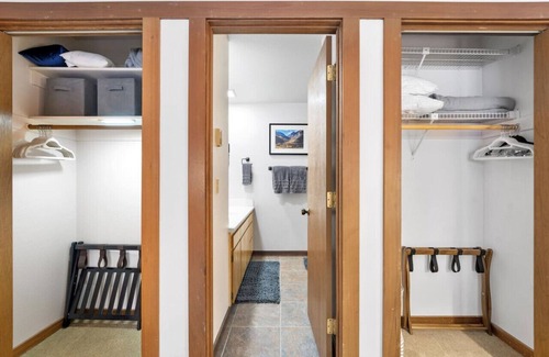 Graeagle Cabin | Luxury Modern Couples Golf Pets A/C