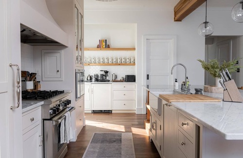 Fletcher Villa | Luxury Modern Farmhouse Villa - 8BR, HotTub & Mtn Views