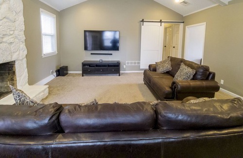 Pine Ridge House | Luxury Modern Home Close to Downtown & Airport