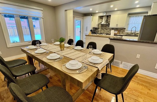 Erin Mills House | Luxury Modern Retreat: w/Sauna & Modern Amenities