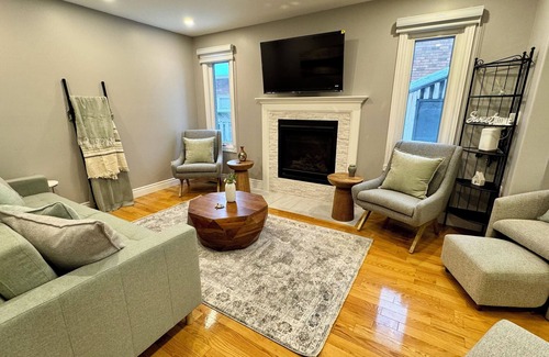 Erin Mills House | Luxury Modern Retreat: w/Sauna & Modern Amenities