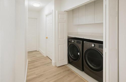 Grand Oaks Apartment | Luxury Modern Retreat 5 Minutes to Tampa Outlet