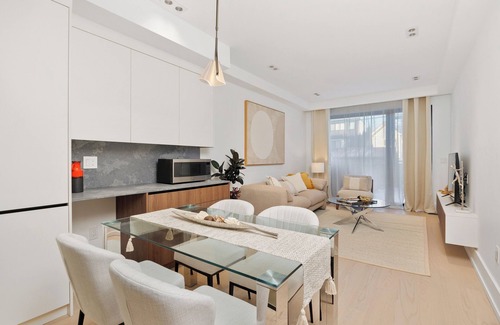 Bickford Park House | Luxury Modern Stay in Downtown Toronto! Brand New Executive House