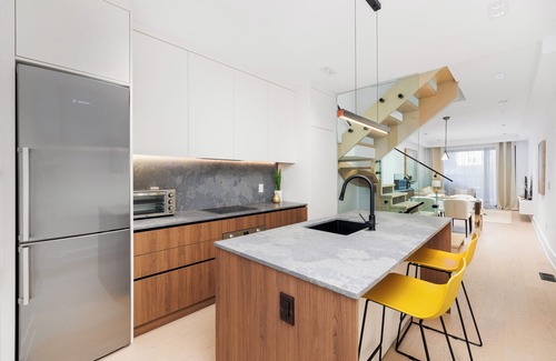 Bickford Park House | Luxury Modern Stay in Downtown Toronto! Brand New Executive House