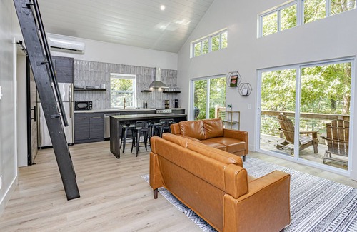 Decatur House | Luxury modern with breathtaking sunset views!