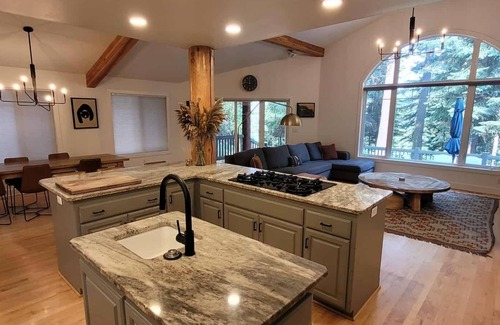 McCall House | Luxury Mountain Family-Friendly Home on Golf Course - walk to lake & town