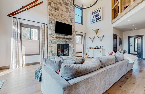 Bolingbrook Condo | Luxury mountain home with fireplace, children's items, & expansive outdoor space