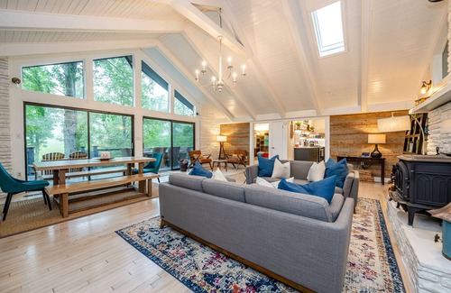 Fairview House | Luxury Mountain Home w/Outdoor Dining + Waterfall