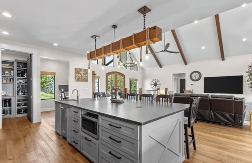 Maynardville House | Luxury Mountain & Lakeside Retreat with Hot Tub
