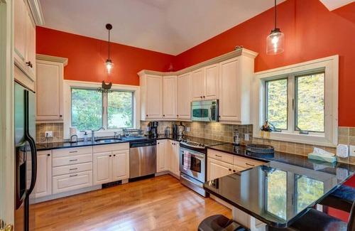 Bovina Center House | Luxury Mountaintop Estate – Spacious Retreat with Breathtaking Views