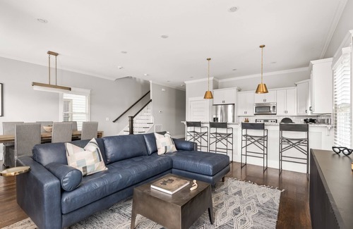 The Nations House | LUXURY: Nations Station: 12 minutes downtown 2 blocks to 14TENN
