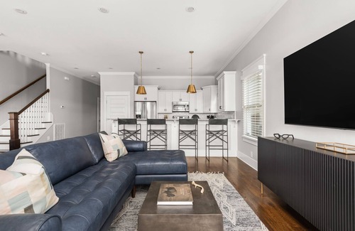 The Nations House | LUXURY: Nations Station: 12 minutes downtown 2 blocks to 14TENN