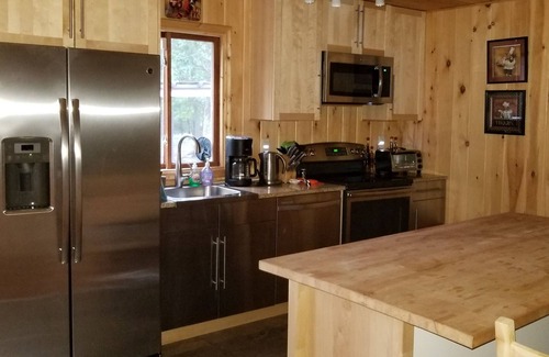 East Stroudsburg House | Luxury New Saw Creek Home W/High Speed Internet&central ac