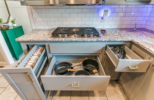 Norman House | Luxury Norman Estate: Pool, 3 Kings, 10min to OU & 25min to Bricktown. NO BUNKS!