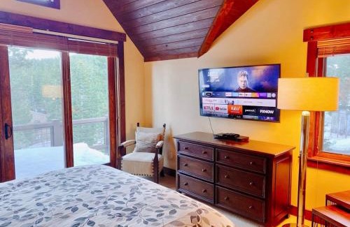 Truckee House | Luxury Northstar Home| hot tub| walk to ski lifts