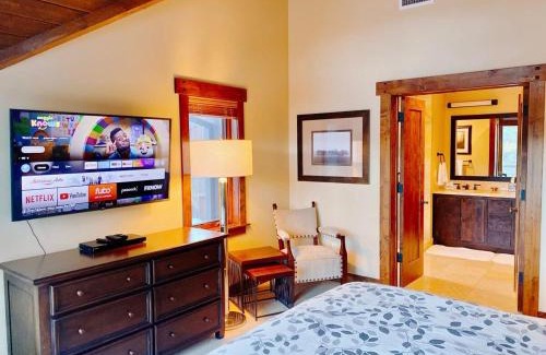 Truckee House | Luxury Northstar Home| hot tub| walk to ski lifts