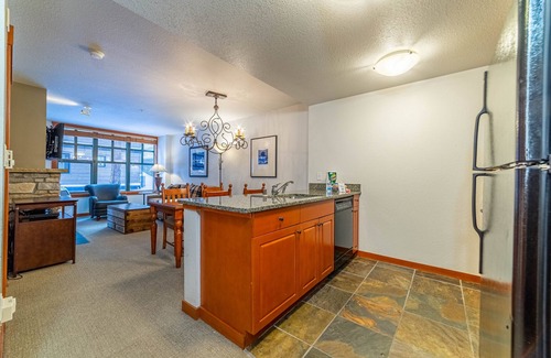 Mammoth Lakes Condo | Luxury Oasis Village Ski-in Ski-out