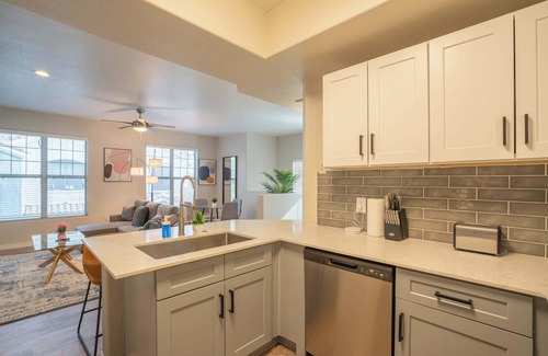 Encanto Apartment | Luxury Oasis w/Gym+Pool+Parking+W/D+Balcony