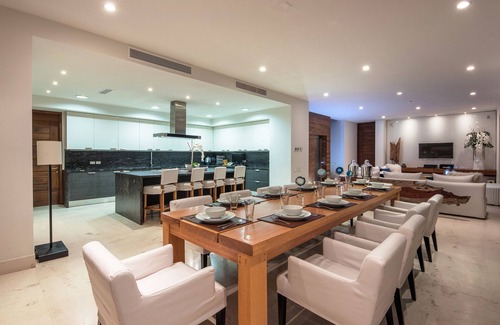 South Shore Hotel Area House | Luxury ocean front property, enjoy of the top Villa in the Bay , staff & pool !