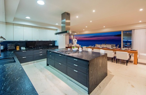 South Shore Hotel Area House | Luxury ocean front property, enjoy of the top Villa in the Bay , staff & pool !
