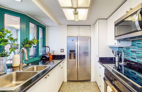 Waikiki Condo | Luxury ocean-view condo with balcony, rooftop pool, hot tub, grills, & fast WiFi