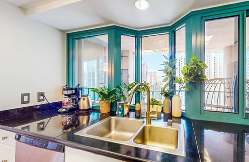 Waikiki Condo | Luxury ocean-view condo with balcony, rooftop pool, hot tub, grills, & fast WiFi