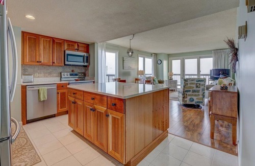 Ocean Park Condo | Luxury Oceanfront Condo - Pool - Sauna - Parking