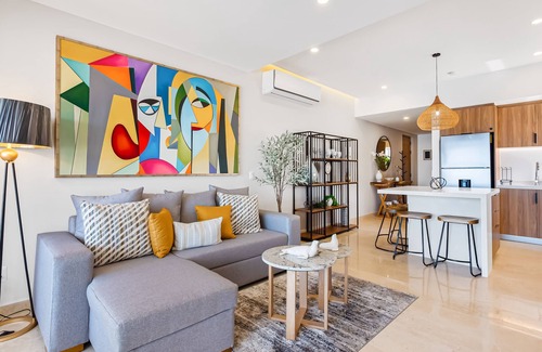 Las Glorias Apartment | Luxury oceanfront apartment with private balcony, rooftop pool & gym access