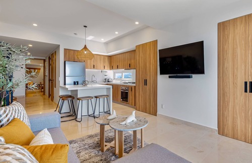 Las Glorias Apartment | Luxury oceanfront apartment with private balcony, rooftop pool & gym access