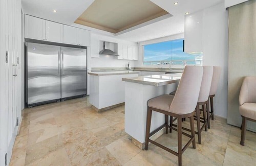 Marina Vallarta Apartment | Luxury Oceanfront 4BR Condo - Pool - Ocean View