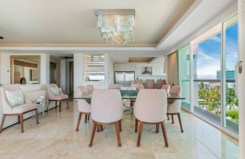 Marina Vallarta Apartment | Luxury Oceanfront 4BR Condo - Pool - Ocean View