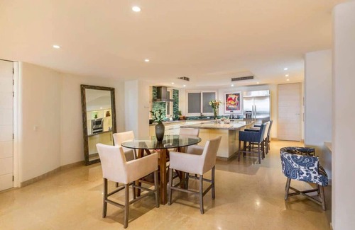 Emiliano Zapata Apartment | Luxury Oceanfront Getaway Resort-Style Amenities