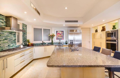 Emiliano Zapata Apartment | Luxury Oceanfront Getaway Resort-Style Amenities