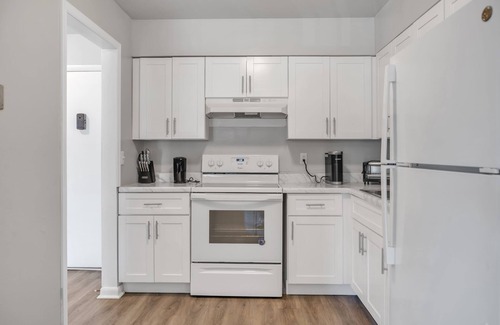 Edgemoor Apartment | Luxury on a Budget! Spacious Retreat Awaits