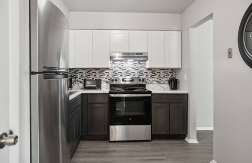 Edgemoor Apartment | Luxury on a Budget! Spacious Retreat Awaits