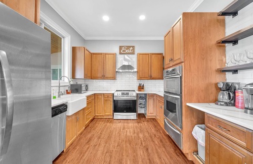 Southmont House | Luxury on High Rock Lake: Great for Groups!