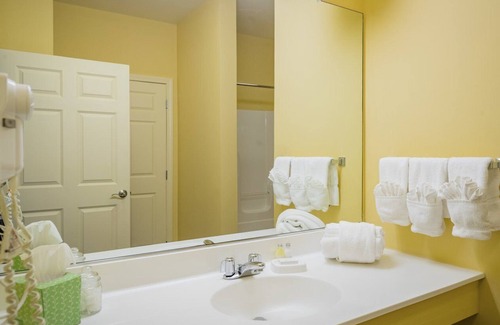 Pittsfield Resort | Luxury one bedroom and one bathroom unit with full amenities