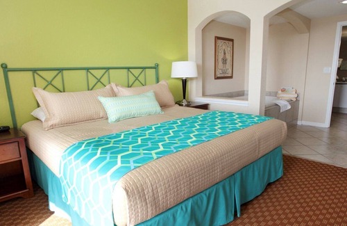Weston Resort | Luxury One Bedroom and One Bathroom Unit with Full Amenities