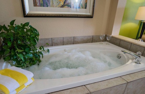 Weston Resort | Luxury One Bedroom and One Bathroom Unit with Full Amenities