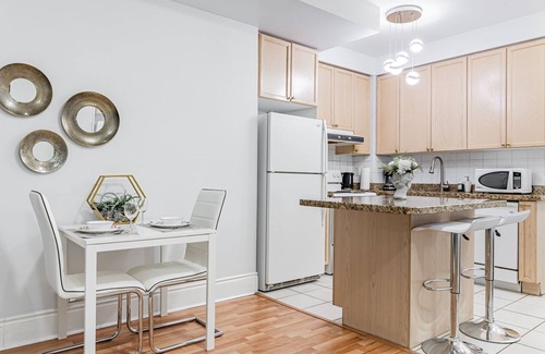 Downtown Mississauga Condo | LUXURY ONE BEDROOM CONDO NEAR SQUARE ONE / PAKING